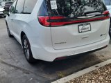 Used 2024 Chrysler Pacifica Select image 4