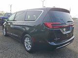 Used 2023 Chrysler Pacifica Touring-L image 4