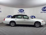 Used 2005 Lincoln Town Car Signature Limited image 3