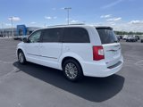 Used 2016 Chrysler Town & Country Touring-L image 3