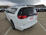 Used 2017 Chrysler Pacifica Limited image 3
