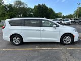 Used 2022 Chrysler Pacifica Touring-L image 5
