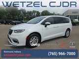 Used 2023 Chrysler Pacifica Touring-L image 3