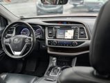 Used 2018 Toyota Highlander SE image 2