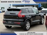 Used 2022 Volvo XC40 T4 Momentum image 5