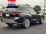 New 2025 Toyota Highlander Platinum image 3