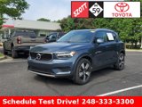 Used 2022 Volvo XC40 T5 Momentum image 2