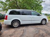 Used 2015 Chrysler Town & Country Touring image 3