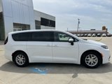 Used 2023 Chrysler Pacifica Touring-L image 3