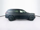 Used 2023 Jeep Grand Cherokee Altitude image 4