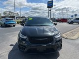 Used 2022 Chrysler Pacifica Touring-L w/ Uconnect Theater Family Group image 2