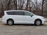 Used 2023 Chrysler Pacifica Touring-L image 2