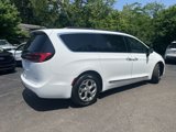Used 2023 Chrysler Pacifica Limited image 2