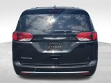 Used 2017 Chrysler Pacifica Touring-L image 4