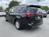 Used 2022 Chrysler Pacifica Touring-L image 5