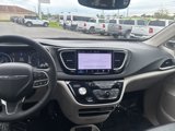 Used 2023 Chrysler Pacifica Touring-L image 3