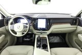 Used 2022 Volvo XC60 B5 Momentum image 3