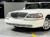Used 2010 Lincoln Town Car Signature Limited image 3