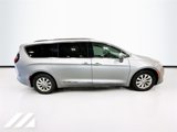 Used 2018 Chrysler Pacifica Touring-L image 4