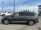 Used 2023 Chrysler Pacifica Limited image 3
