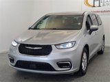 Used 2023 Chrysler Pacifica Touring-L image 4