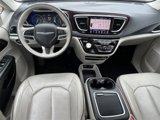 Used 2020 Chrysler Pacifica Limited image 3