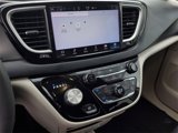 Used 2022 Chrysler Pacifica Touring-L image 5