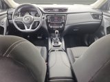 Used 2018 Nissan Rogue SV image 2