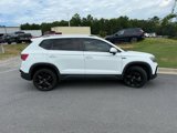 Used 2022 Volkswagen Taos SE w/ Panoramic Sunroof Package image 2