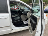 Used 2013 Chrysler Town & Country Touring image 3