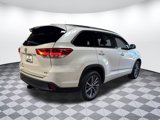 Used 2017 Toyota Highlander XLE image 3