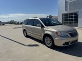 Used 2016 Chrysler Town & Country Touring-L image 2