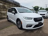 Used 2023 Chrysler Pacifica Limited image 2