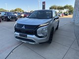 Used 2023 Mitsubishi Outlander SE image 2