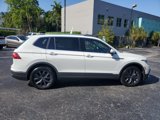 Used 2022 Volkswagen Tiguan SE w/ Panoramic Sunroof Package image 6
