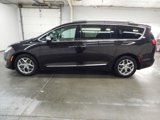 Used 2017 Chrysler Pacifica Limited image 3
