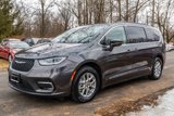 Used 2022 Chrysler Pacifica Touring-L image 3