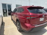 Used 2021 Toyota Highlander XLE image 2