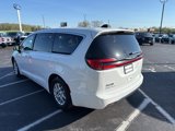 Used 2023 Chrysler Pacifica Touring-L image 4