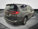 Used 2022 Chrysler Pacifica Limited w/ Uconnect Theater Family Group image 6