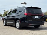 Used 2022 Chrysler Pacifica Touring-L image 4