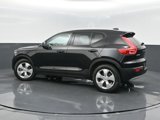 Used 2022 Volvo XC40 T5 Momentum image 5