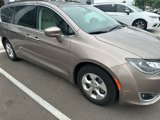 Used 2017 Chrysler Pacifica Premium image 3