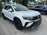 Certified 2022 Volkswagen Taos SE image 2