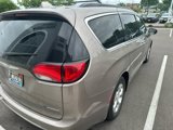 Used 2017 Chrysler Pacifica Premium image 4