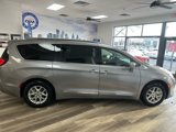 Used 2020 Chrysler Pacifica Touring-L image 5