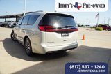 Used 2021 Chrysler Pacifica Limited w/ Uconnect Theater Family Group image 4