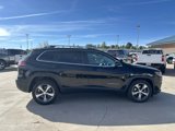 Used 2019 Jeep Cherokee Limited w/ Luxury Group image 2