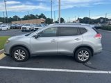 Used 2016 Nissan Rogue SV image 2