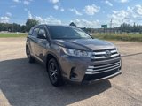 Used 2017 Toyota Highlander LE image 2